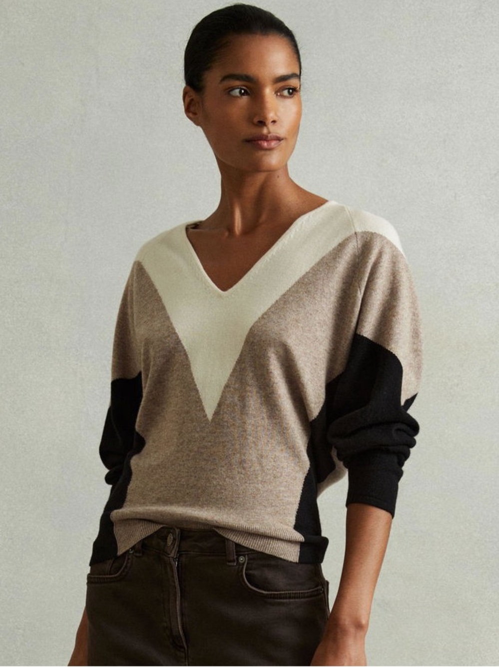 Reiss Women’s Esme Wool Blend Colourblock V-Neck Jumper Sweater in Neutral L